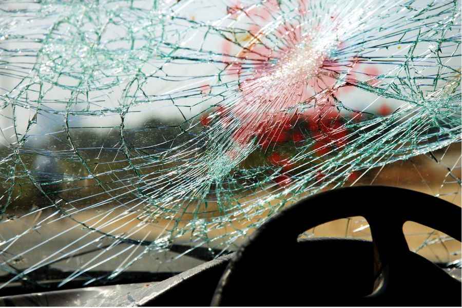 תמונה המתארת שמשת רכב שבורה בעקבות תאונת דרכים